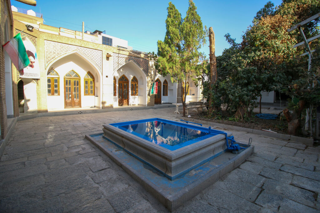 حیاط مدرسه جلالیه