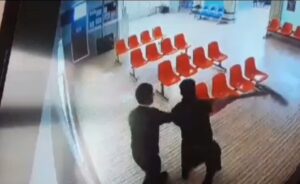 حمله به کادر درمان